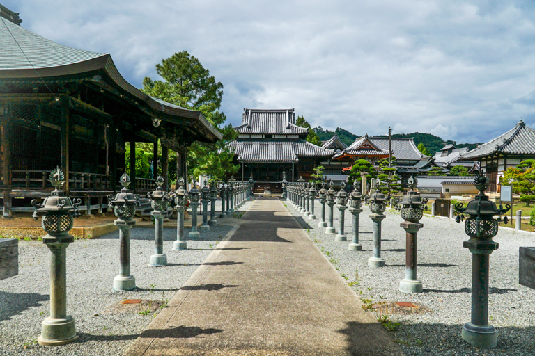 Hojocho : a nostalgic post-town with temples, shrines, and merchant houses