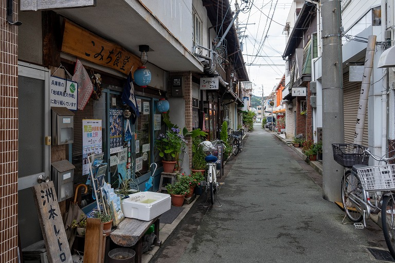 Slip back in time to good old Japan. Strolling around Sumoto’s retro back alley