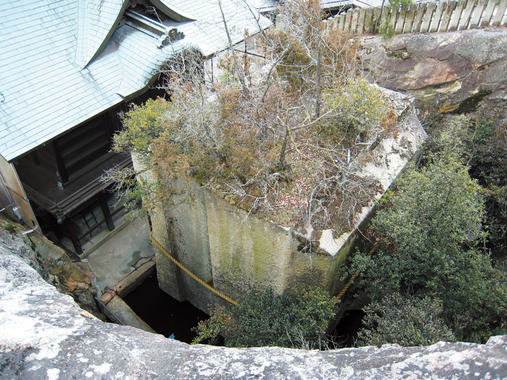 生石神社 石の宝殿 観光スポット 兵庫県公式観光サイト Hyogo ナビ ひょうごツーリズムガイド