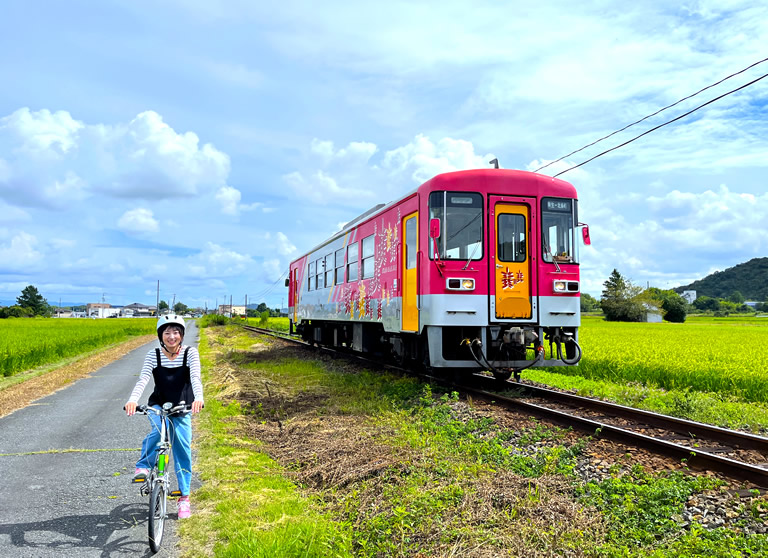 You can rent a bicycle! Easy and casual women's journey on the cute local line, Hojo Railway