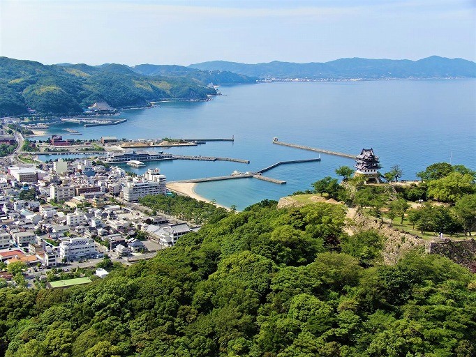 Sumoto Castle Town and its hot spring resort along the sea. How to enjoy Sumoto in Awaji Island.