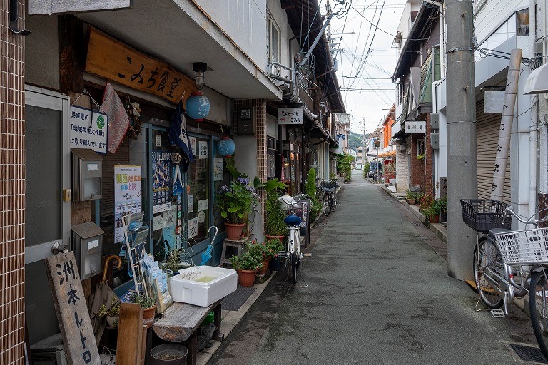 Slip back in time to good old Japan. Strolling around Sumoto’s retro back alley