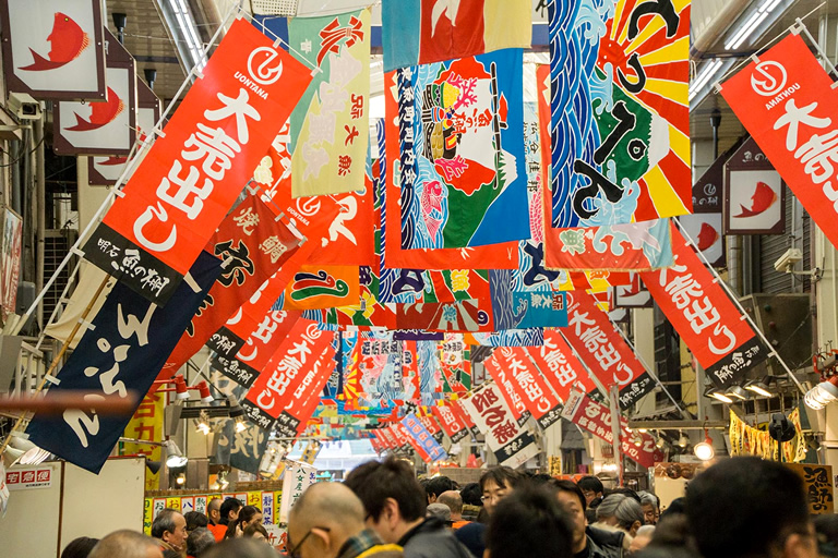 「魚の棚商店街」で『グルメ巡り・ぺったん焼体験』をして 明石を満喫！！