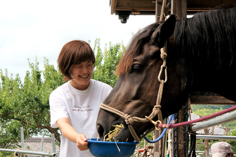 淡路島で馬と触れあい 乗馬 馬上ストレッチ体験 口コミ 兵庫県公式観光サイト Hyogo ナビ ひょうごツーリズムガイド