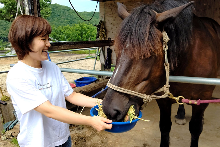 淡路島で馬と触れあい 乗馬 馬上ストレッチ体験 口コミ 兵庫県公式観光サイト Hyogo ナビ ひょうごツーリズムガイド