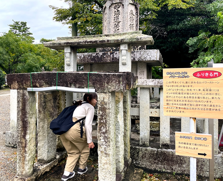 ウインクする仏像がメディアでも話題！文化財の宝庫「鶴林寺」で座禅や写経体験 -兵庫テロワール旅- | 口コミ | 【公式】兵庫県観光サイト  HYOGO!ナビ | 知っておきたい観光情報が盛りだくさん！