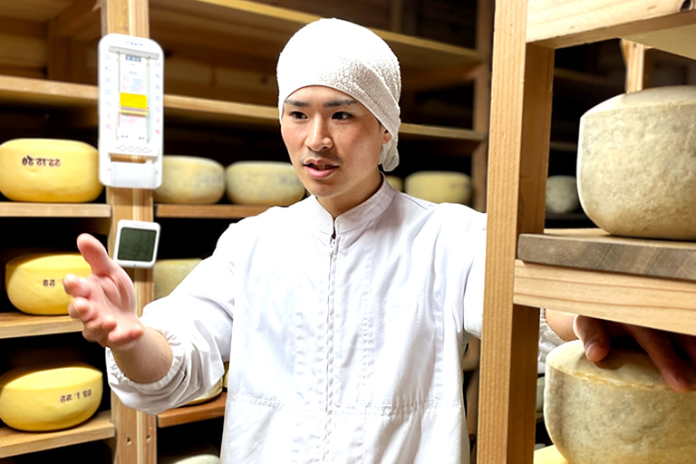 国内最大級のチーズコンテストで日本一に輝いた「丹波チーズ工房」 牛