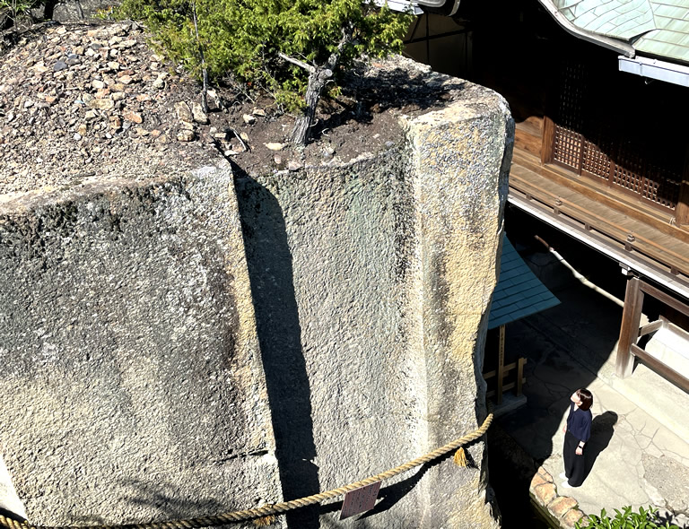 石が水に浮かんでいるように見える！人知を超えたミステリー！！「日本三奇」の一つ 奇跡の石造物「石の宝殿」-兵庫テロワール旅- | 口コミ |  【公式】兵庫県観光サイト HYOGO!ナビ | 知っておきたい観光情報が盛りだくさん！