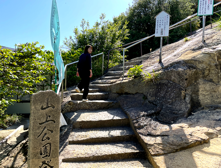 石が水に浮かんでいるように見える！人知を超えたミステリー！！「日本三奇」の一つ 奇跡の石造物「石の宝殿」-兵庫テロワール旅- | 口コミ |  【公式】兵庫県観光サイト HYOGO!ナビ | 知っておきたい観光情報が盛りだくさん！