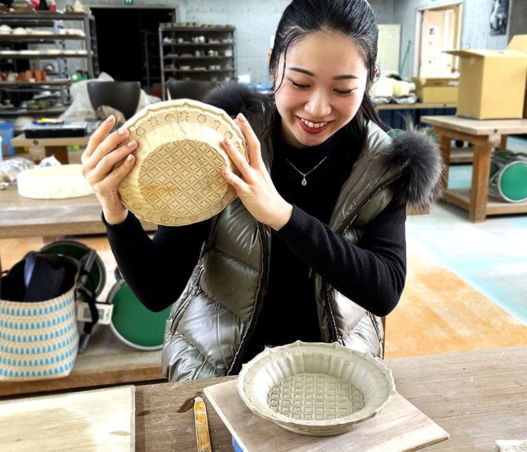 世界三大青磁のひとつ！透明感ある色合いが美しい「三田青磁」の陶芸体験 -兵庫テロワール旅- | 口コミ | 【公式】兵庫県観光サイト HYOGO!ナビ  | 知っておきたい観光情報が盛りだくさん！