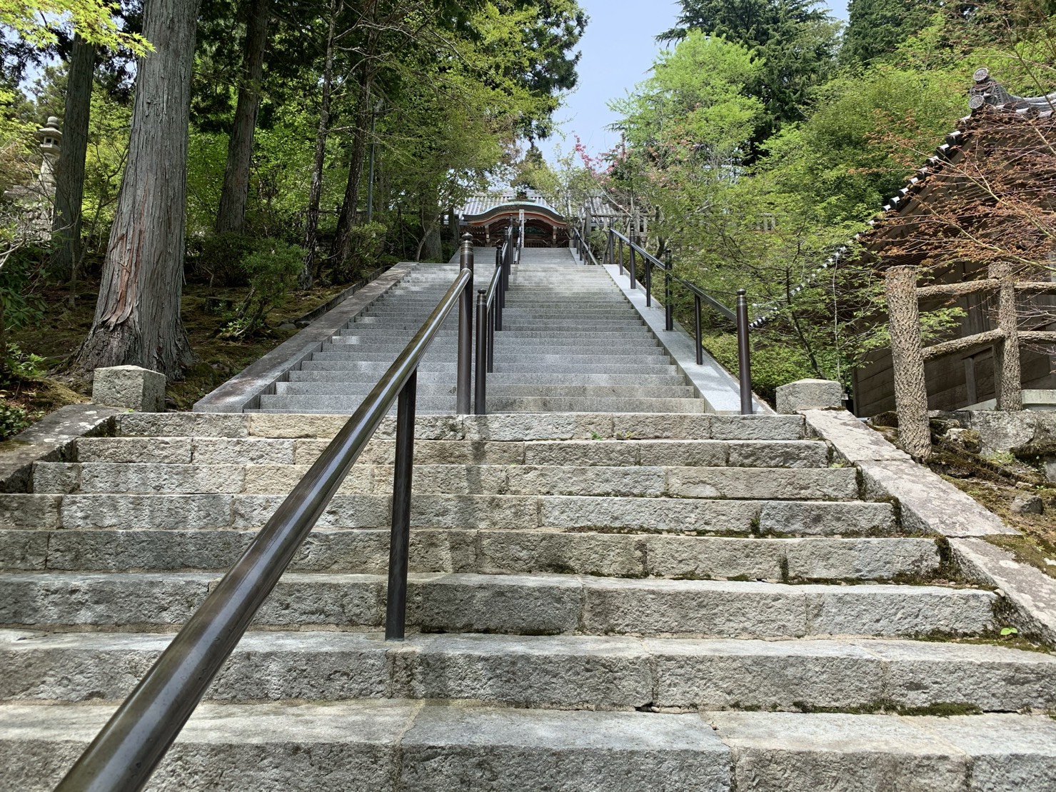 青もみじが映える静かな山寺と旬のフルーツたっぷりのスイーツ