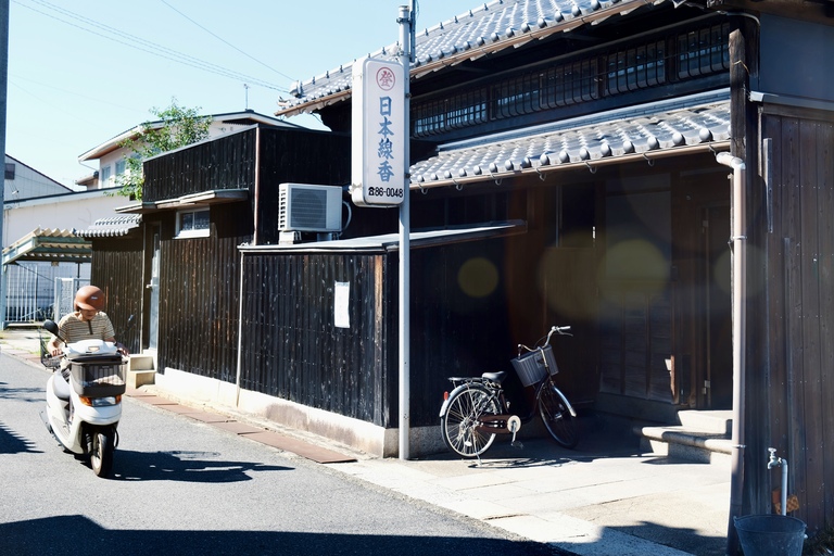 While incense is an integral part of Japanese culture, few know that Awajishima, located just off the coast of Kobe, is Japan's leading producer. The Ei district in Awaji City is known as the birthplace of this tradition, where the art of incense-making has been perfected over generations. Over 50% of Japan's incense is produced here today, making it a true 