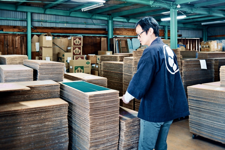 Fourth-generation master Takayuki Yano explaining the crafting senko (incense sticks)