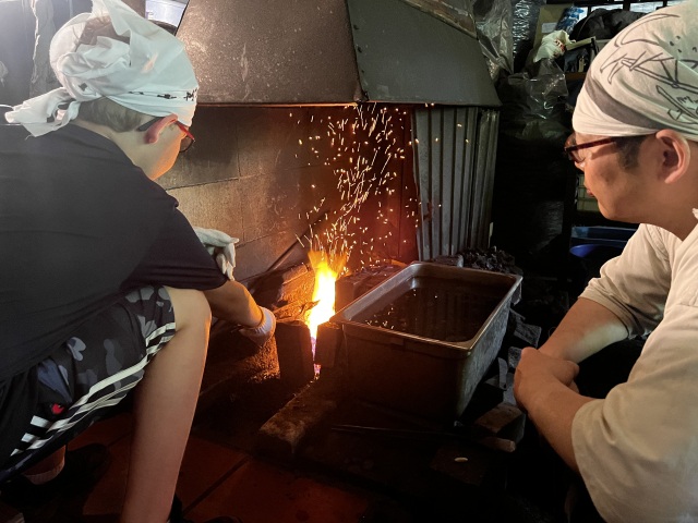 火を操り、名刀に命吹き込む刀鍛冶の技 桔梗隼光鍛刀場で小刀…