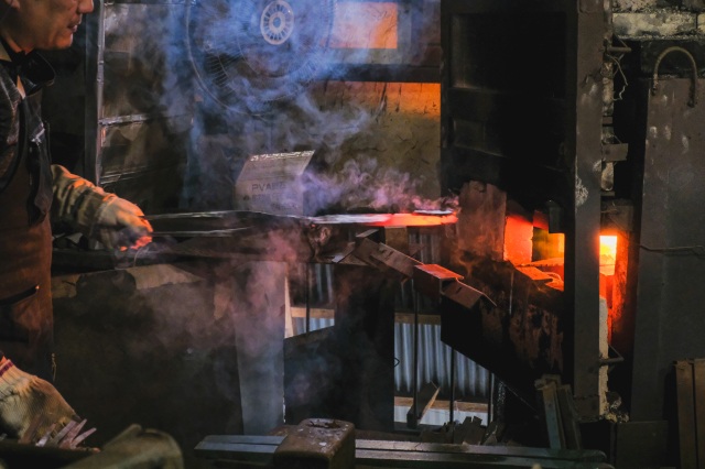 金物のまち「三木」で包丁職人から習う鍛冶屋体験